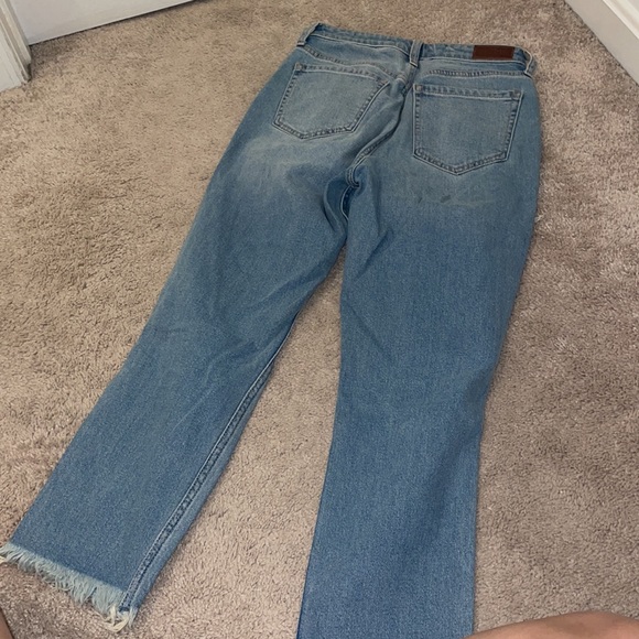 Hollister Ultra High-Rise Mom Jean - Picture 4 of 6